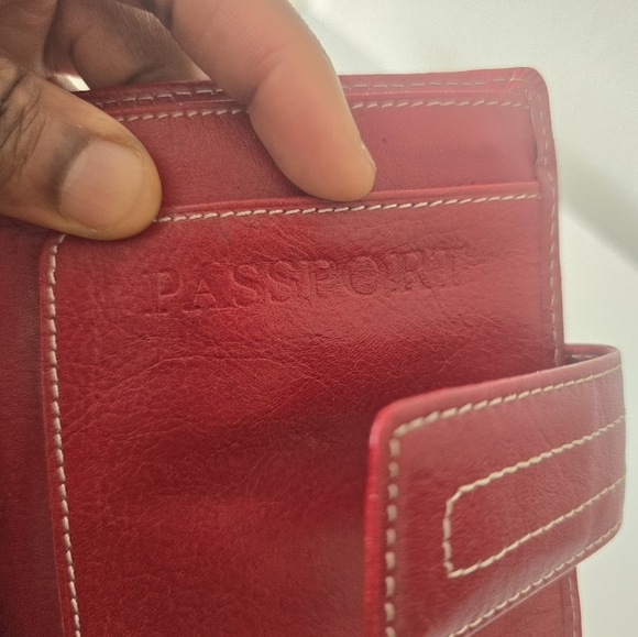 Fossil  (Folded) Red Leather Bi-Fold Passport Wallet Patent Leather Women - Picture 11 of 12